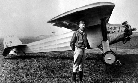 Charles Lindbergh posa con su aeroplano The Spirit of St Louis en 1927